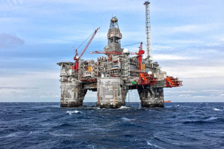 Pétrole : le Brent dépasse à nouveau les 90 dollars, explications à l'appui