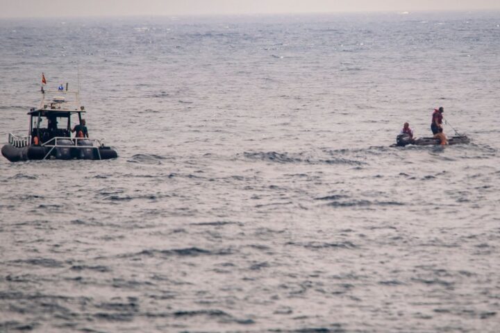 Plus de 1 500 migrants arrivent à la nage à Ceuta depuis le Maroc, une situation d'urgence humanitaire