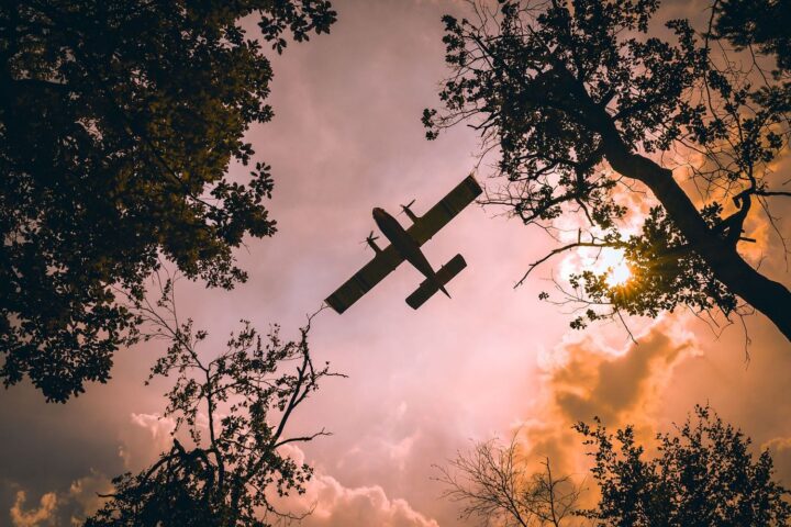 Polémique sur les Canadair : le gouvernement défend la flotte face aux critiques d’opposition