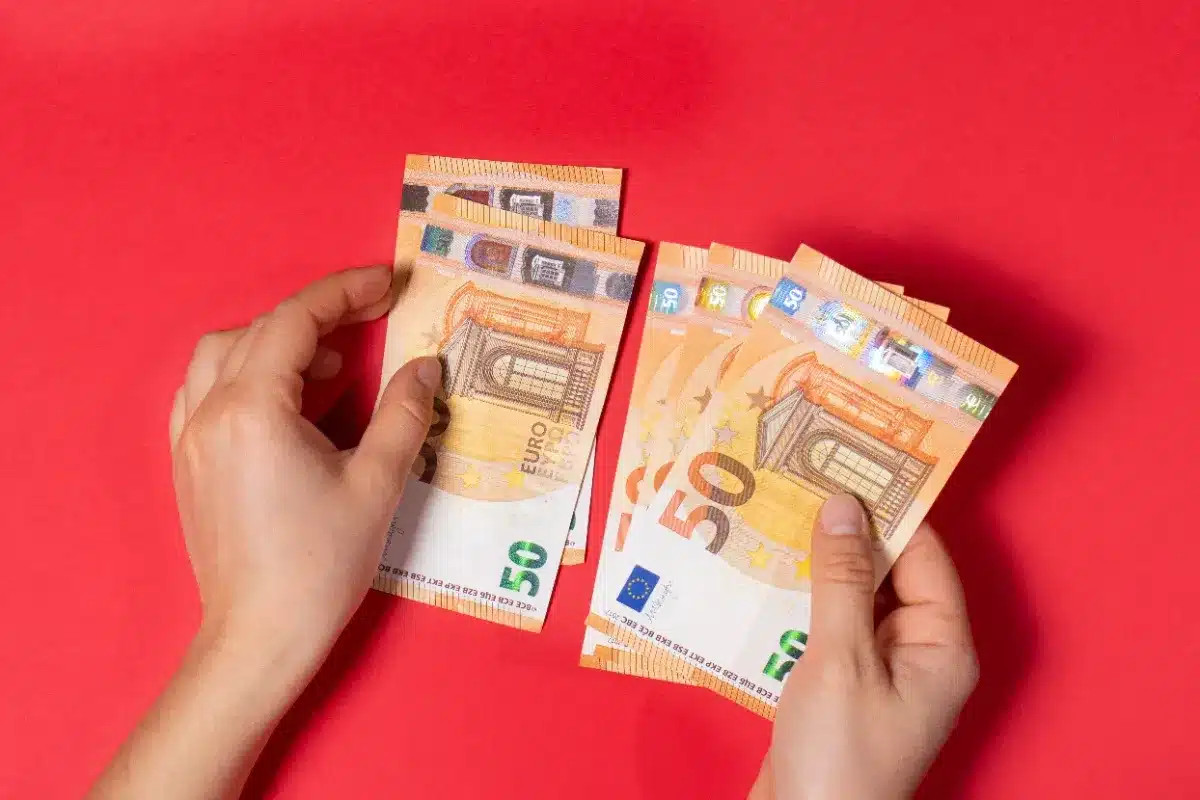 Pourquoi certains Français choisissent-ils de contribuer financièrement à l'État pour réduire la dette publique ?
