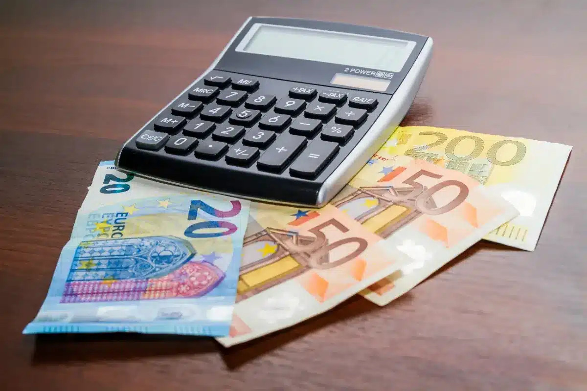 Pourquoi de plus en plus de Français consultent leur livret A avant août : la Banque de France a décidé du nouveau taux d'intérêt.