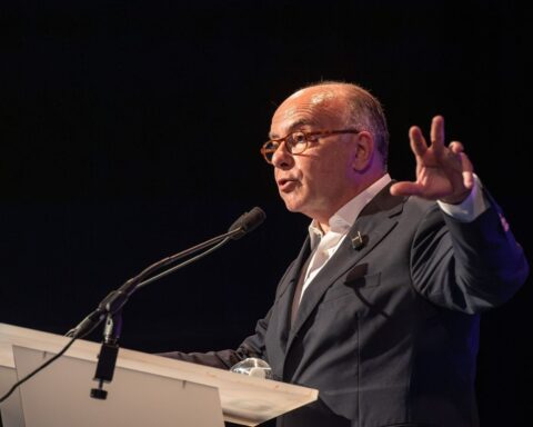 Présidentielle 2027 : Bernard Cazeneuve publie une lettre et esquisse son programme