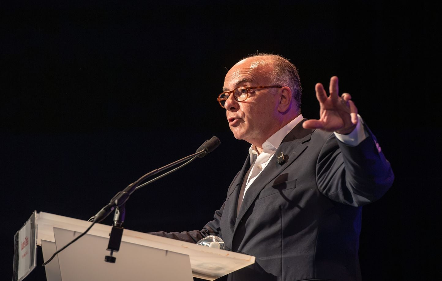 Présidentielle 2027 : Bernard Cazeneuve publie une lettre et esquisse son programme