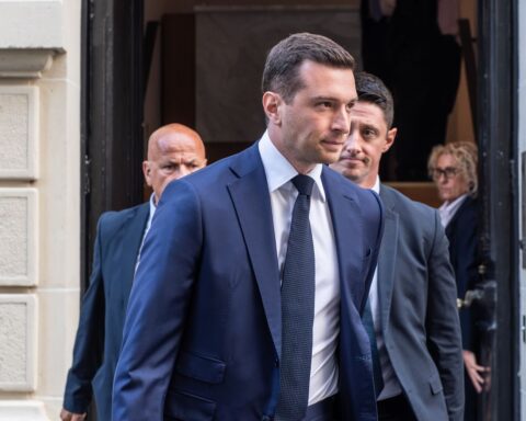 Présidentielle 2027 : Jordan Bardella évite un destin compromis en restant aux côtés de Marine Le Pen