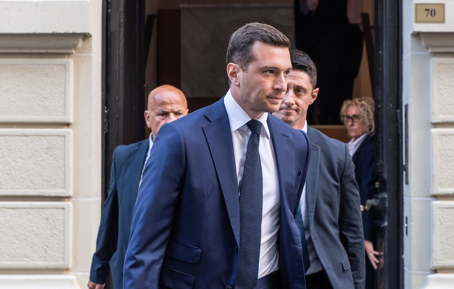 Présidentielle 2027 : Jordan Bardella évite un destin compromis en restant aux côtés de Marine Le Pen