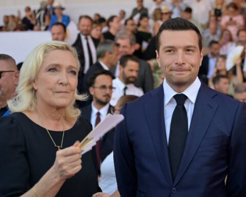 Présidentielle 2027 : le RN maintient sa proposition de référendum sur l'interdiction du voile