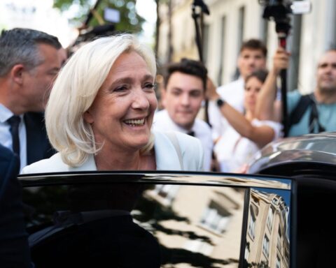 Présidentielle 2027 : Marine Le Pen en tête, Jean-Luc Mélenchon réduit l'écart pour le second tour selon un sondage
