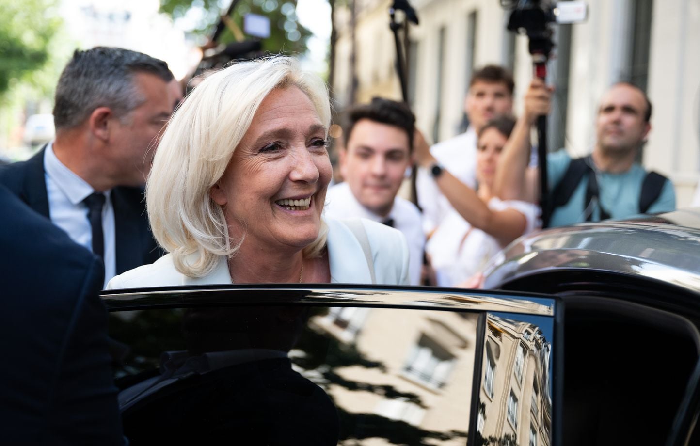 Présidentielle 2027 : Marine Le Pen en tête, Jean-Luc Mélenchon réduit l'écart pour le second tour selon un sondage