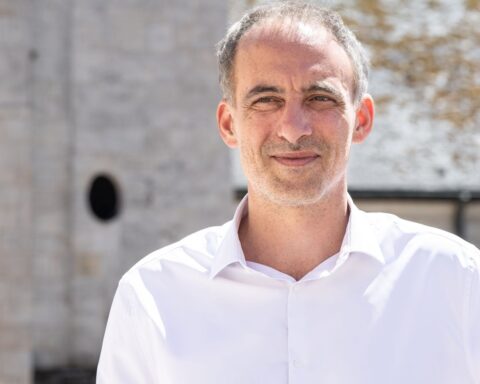Présidentielles 2027 : les socialistes choisissent une primaire fermée, Glucksmann en position favorable