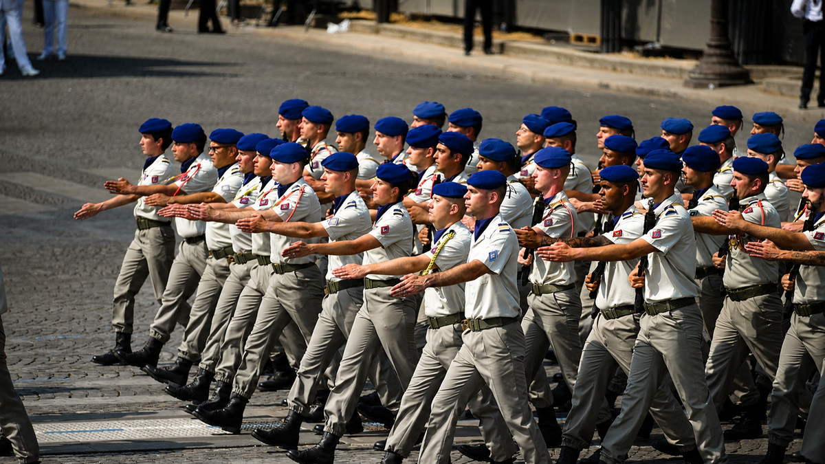 Quarante-sept soldats du 9e RSAM défilent sur les Champs-Élysées pour la première fois
