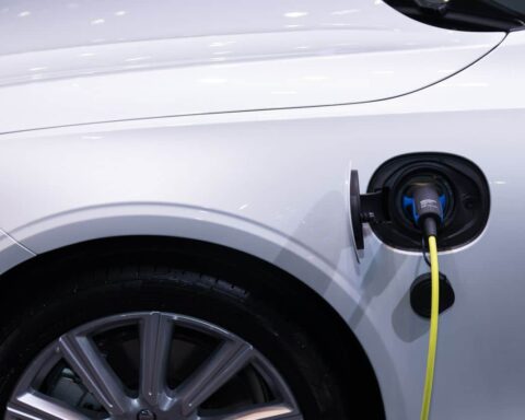Recharge électrique : Leclerc adapte sa stratégie tarifaire de 1970 à l'ère des véhicules électriques.