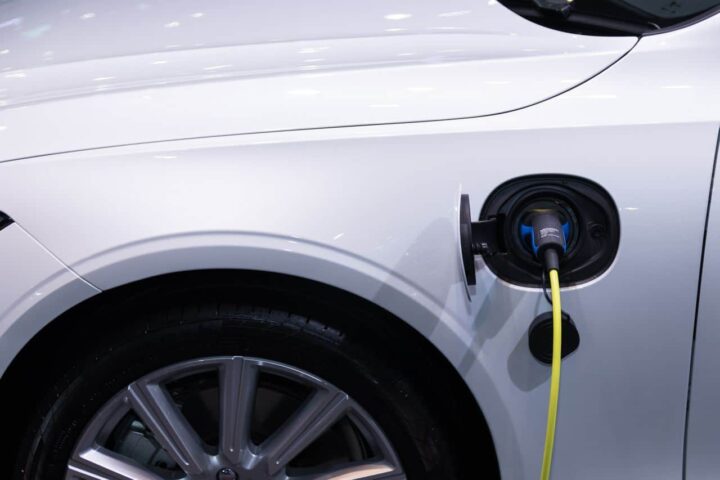 Recharge électrique : Leclerc adapte sa stratégie tarifaire de 1970 à l'ère des véhicules électriques.