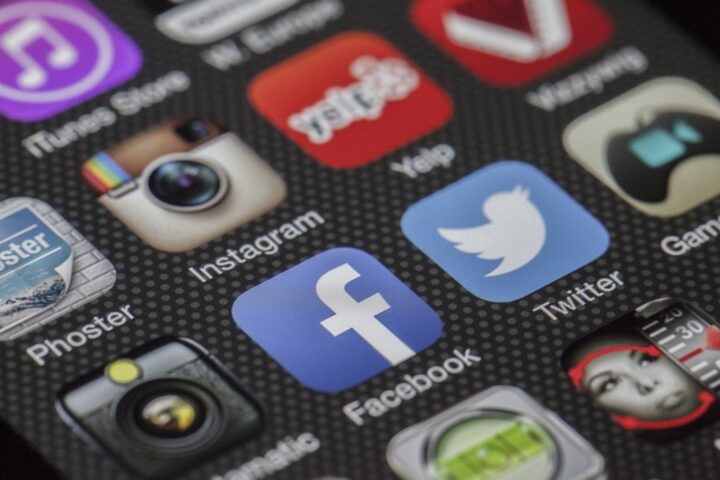 Réseaux sociaux : la France doit réévaluer l'interdiction d'accès pour les jeunes.