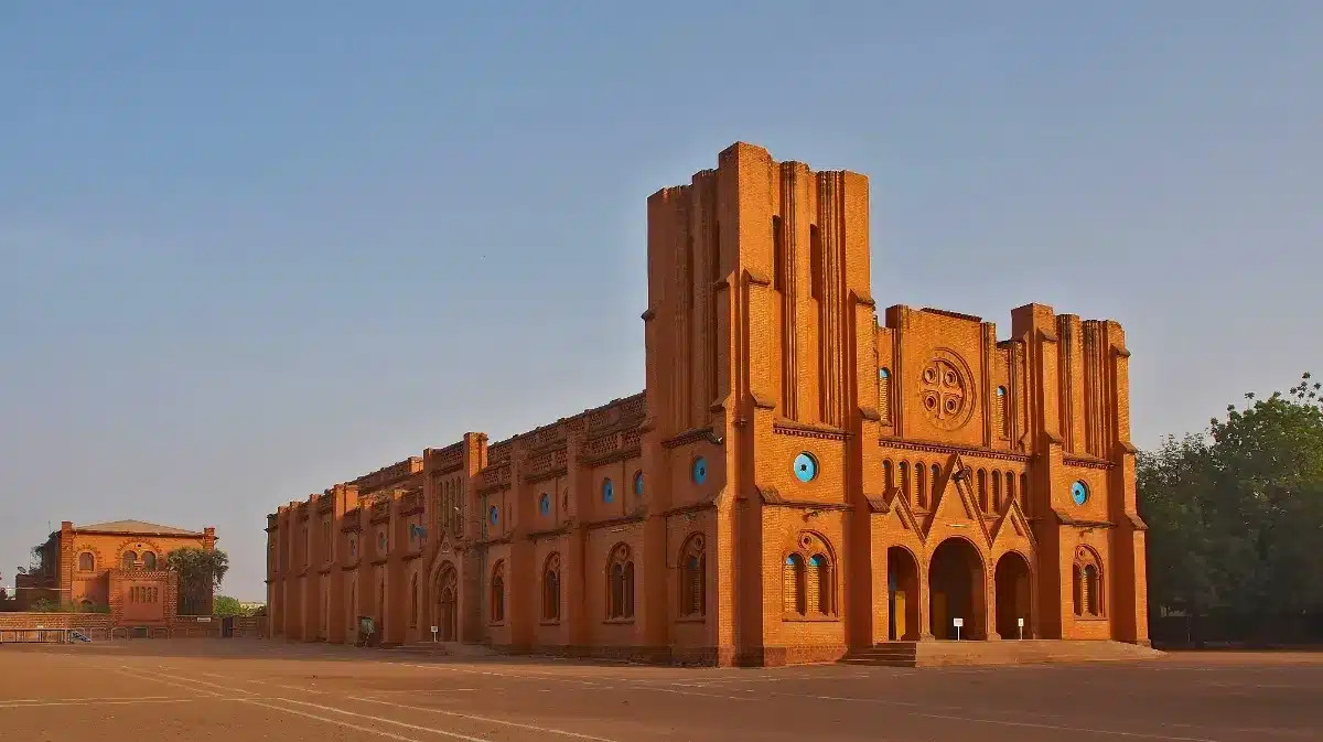Retrait total des diplomates français au Burkina Faso : un tournant inédit dans les relations bilatérales.