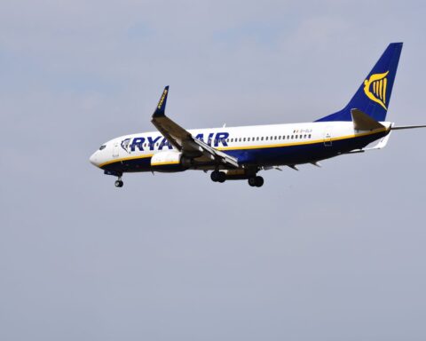 Ryanair enregistre une baisse de 34 % de ses bénéfices en raison de la crise du Moyen-Orient qui affecte les finances des Européens.