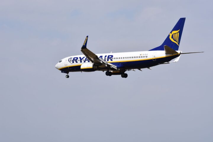 Ryanair enregistre une baisse de 34 % de ses bénéfices en raison de la crise du Moyen-Orient qui affecte les finances des Européens.