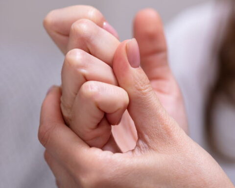 Se faire craquer les doigts : quel impact sur la santé des articulations ?