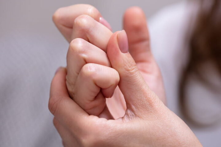 Se faire craquer les doigts : quel impact sur la santé des articulations ?