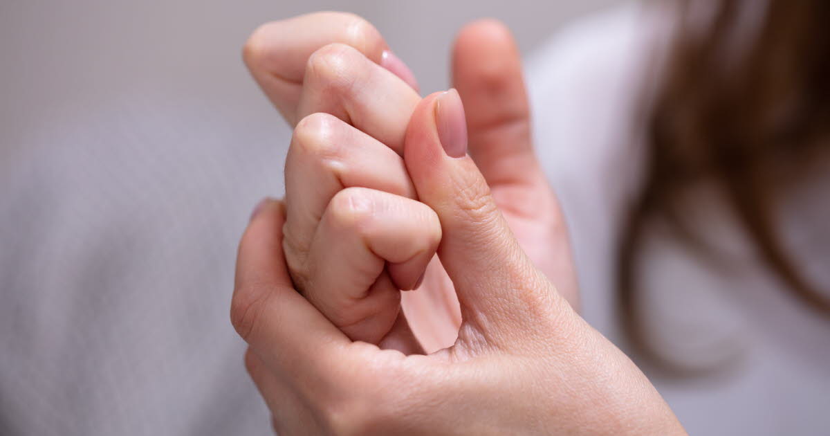 Se faire craquer les doigts : quel impact sur la santé des articulations ?