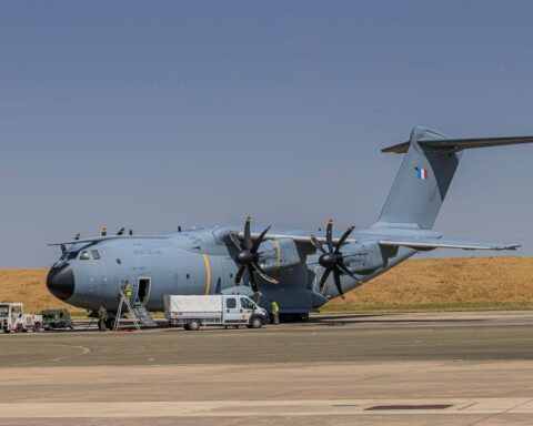 Sébastien Lecornu demande le déploiement d’un A400M pour lutter contre les incendies en Gironde