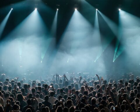 Sophie Straat suscite la controverse en appelant les hommes blancs à reculer lors de son concert à Gand