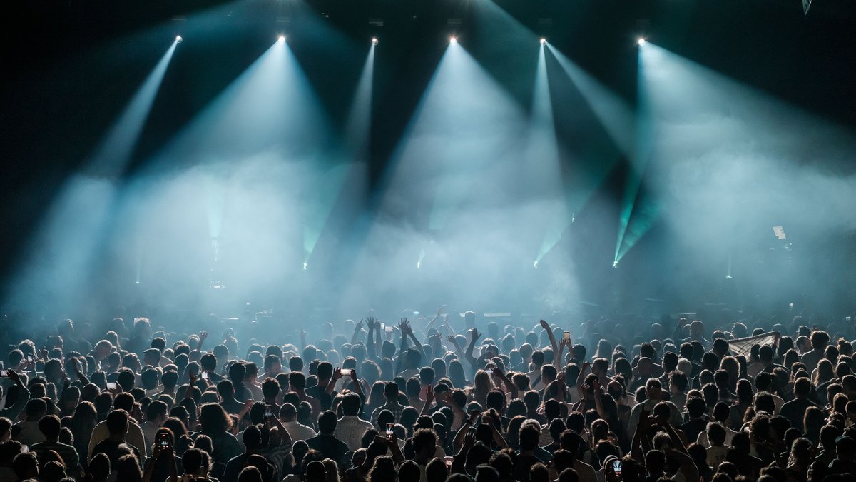 Sophie Straat suscite la controverse en appelant les hommes blancs à reculer lors de son concert à Gand