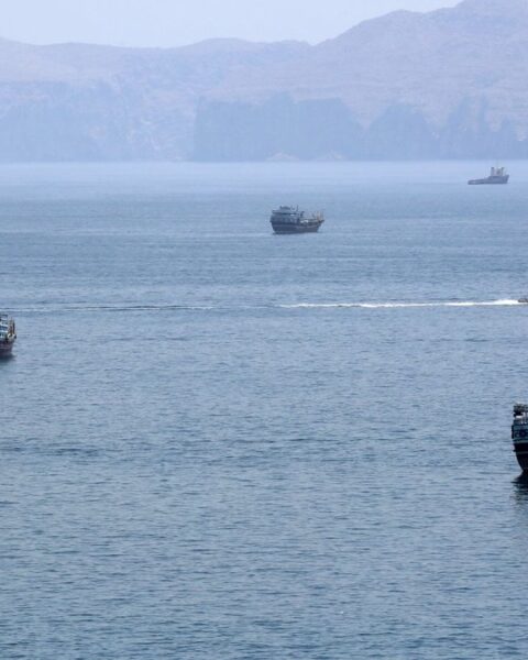 Téhéran ferme le détroit d'Ormuz en réponse aux frappes américaines, intensifiant les tensions dans le Golfe