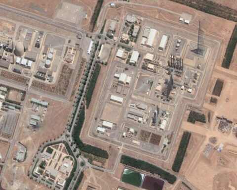 Tensions entre l'Iran et les États-Unis : frappes militaires sur des sites nucléaires à Bouchehr et Darkhovin