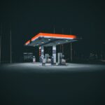 TotalEnergies et ses bénéfices : une stratégie de plafonnement des prix pour attirer les consommateurs français.