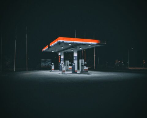 TotalEnergies et ses bénéfices : une stratégie de plafonnement des prix pour attirer les consommateurs français.