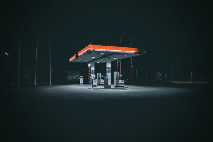 TotalEnergies et ses bénéfices : une stratégie de plafonnement des prix pour attirer les consommateurs français.
