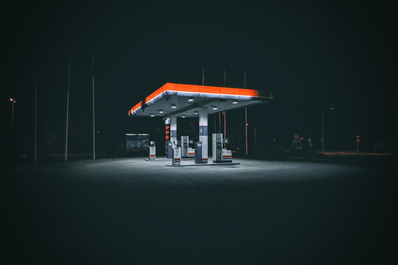 TotalEnergies et ses bénéfices : une stratégie de plafonnement des prix pour attirer les consommateurs français.