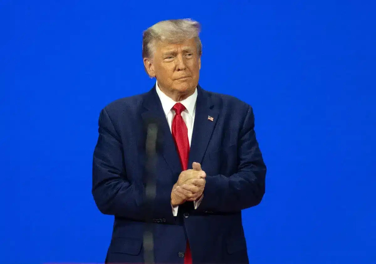 Trump évoque un quatrième mandat en plaisantant et présente une casquette « Trump 2028 »