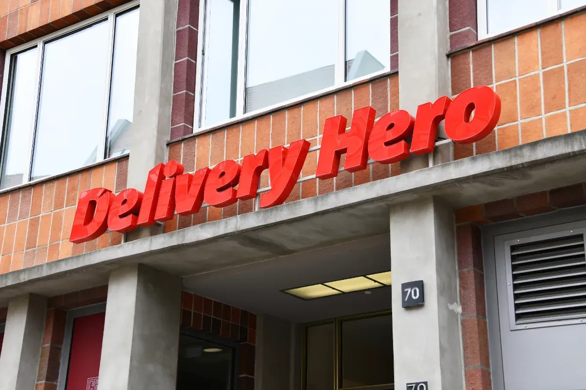Uber investit 12,7 milliards d'euros pour transformer la livraison de repas en Europe, mettant fin à l'ère Delivery Hero.