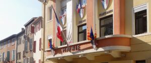Un agent municipal d'Aubagne suspendu pour avoir exhibé un tatouage SS lors d'une cérémonie anti-antisémitisme