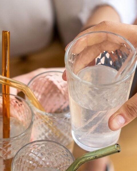 Un Allemand de 23 ans survit après avoir perdu quatre litres de sang en buvant avec une paille en verre cassée
