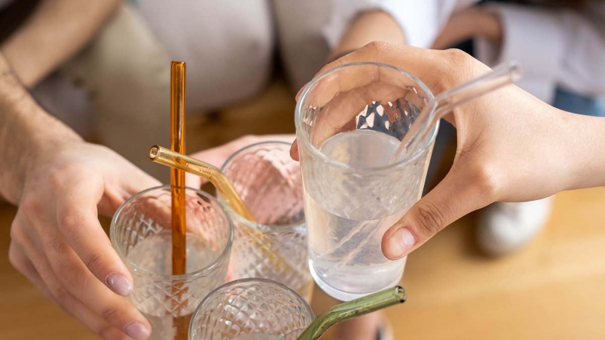 Un Allemand de 23 ans survit après avoir perdu quatre litres de sang en buvant avec une paille en verre cassée