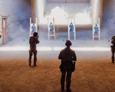 Un colonel affirme que les tirs hebdomadaires sont essentiels pour la sécurité des soldats