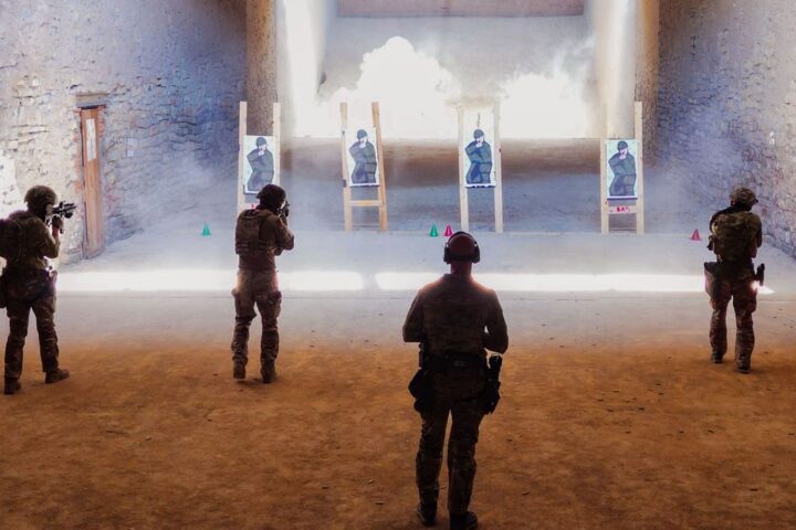 Un colonel affirme que les tirs hebdomadaires sont essentiels pour la sécurité des soldats