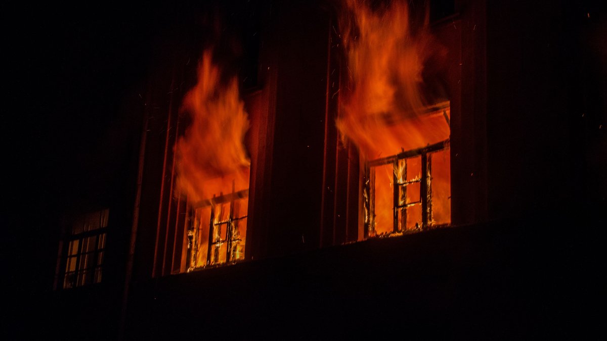 Un couple alcoolisé incarcéré après avoir incendié leur maison avec cinq enfants à l'intérieur à Minoa