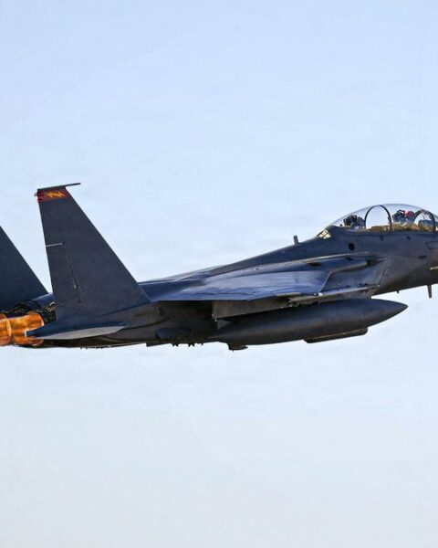 Un F-16 ukrainien abat un chasseur russe lors d'un duel aérien, annonce le chef d'état-major américain