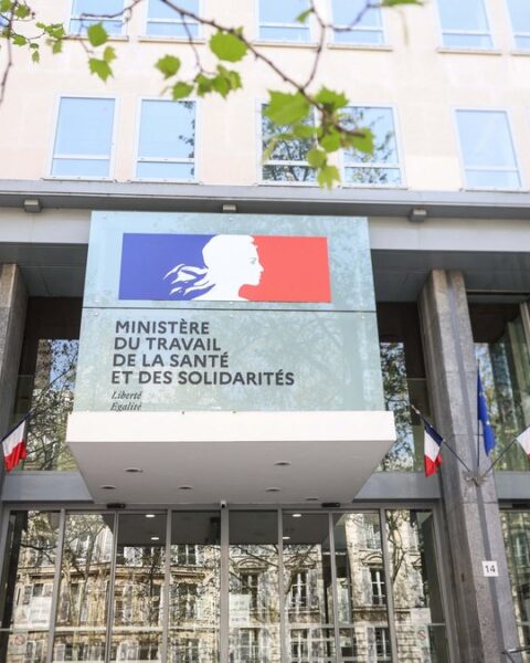 Un homme armé d'un couteau pénètre au ministère de la Santé à Paris et fouille 40 bureaux