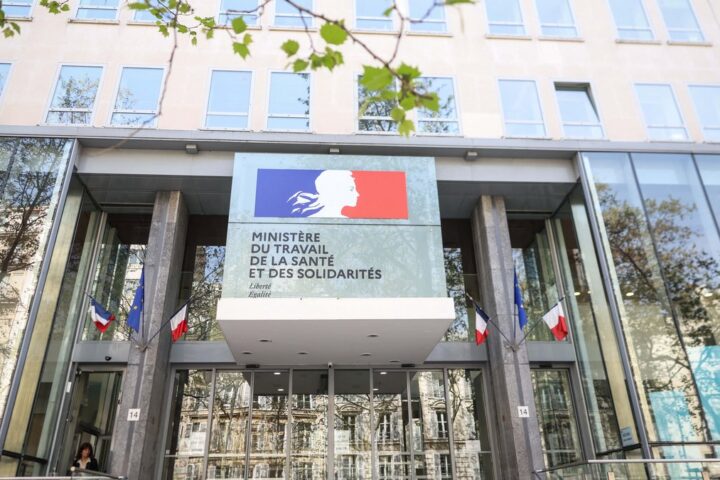 Un homme armé d'un couteau pénètre au ministère de la Santé à Paris et fouille 40 bureaux