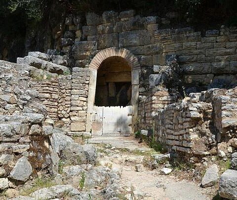 Un inscription révélatrice sur un puits ancien en Albanie souligne l'influence de Junia Rufina, femme oubliée de l'Empire romain