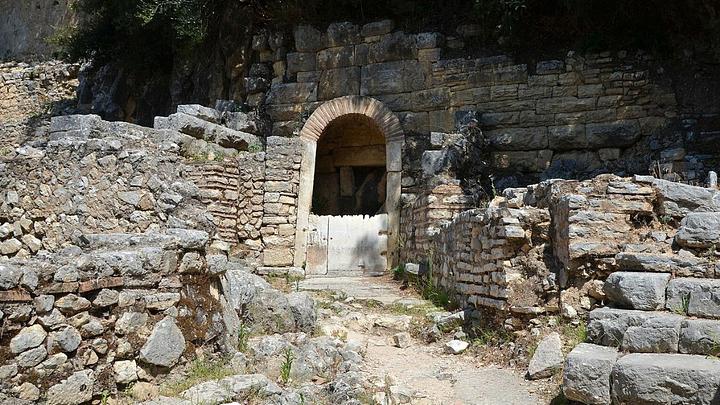 Un inscription révélatrice sur un puits ancien en Albanie souligne l'influence de Junia Rufina, femme oubliée de l'Empire romain