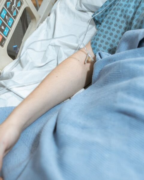 Un patient de 60 ans à la Pitié-Salpêtrière conteste l'arrêt des soins malgré son réveil du coma