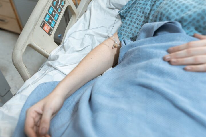 Un patient de 60 ans à la Pitié-Salpêtrière conteste l'arrêt des soins malgré son réveil du coma