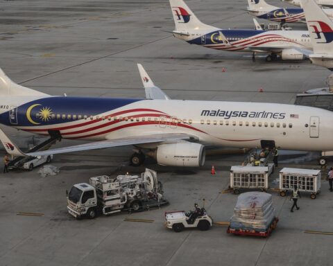 Un pilote malaisien de Malaysia Airlines arrêté à Jakarta avec 70 000 comprimés d'ecstasy et sous drogue
