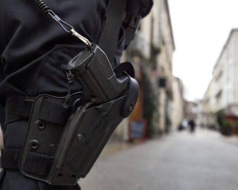 Un policier mis en examen pour un trafic d'armes entre la France et la Suisse avec 23 fusils saisis