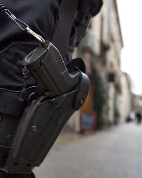 Un policier mis en examen pour un trafic d'armes entre la France et la Suisse avec 23 fusils saisis
